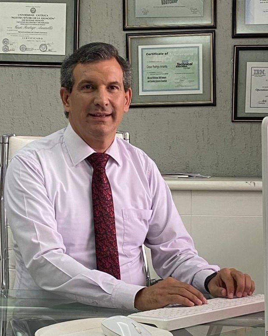 César Rodrigo Amarilla, coach en productividad, en su oficina en Asunción